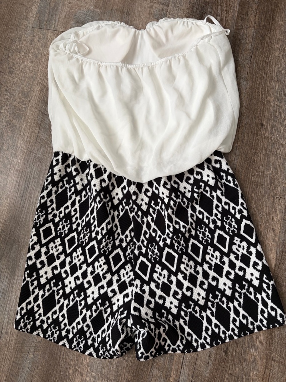 🌸 $10 SALE 🌸 Women’s Romper Size Large - Picture 2 of 4